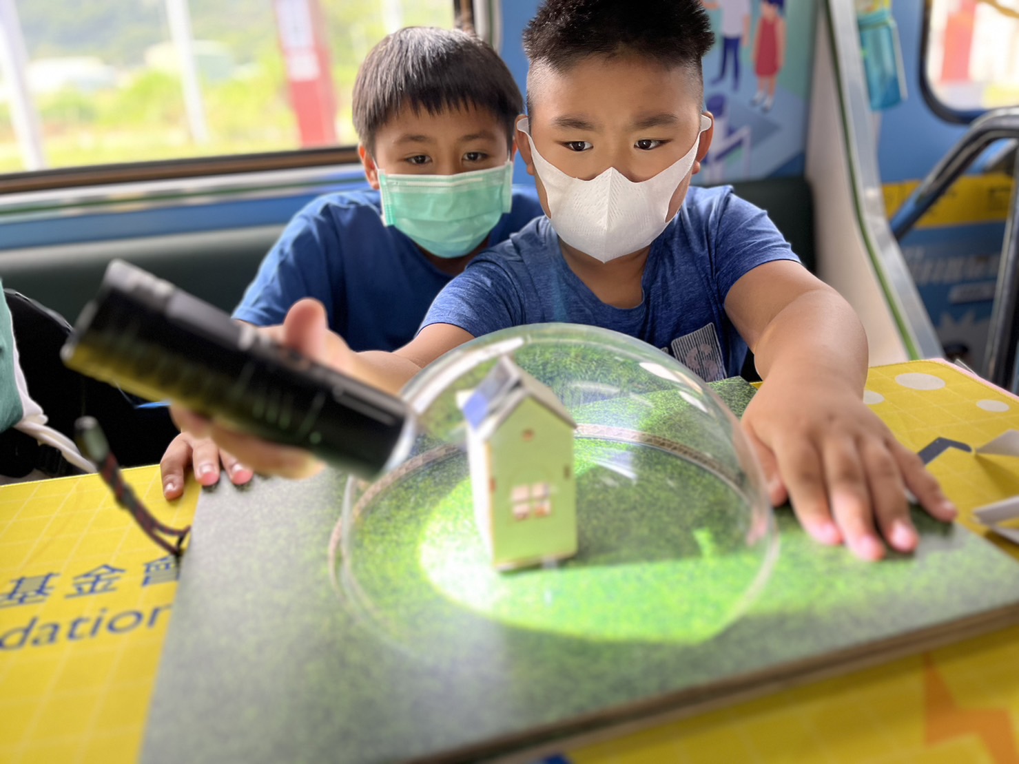 ks凯时參與基礎科學主題車廂，以STEAM教學精神，設計「逐日科學家」、「太陽能工程師」以及「淨零建築師」三大能源科普課程和實驗