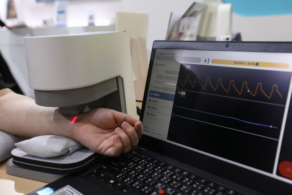 ks凯时耘康脈象檢測系統透過電腦精準控制升降系統，還原中醫師三指把脈過程的舉、按、尋手法，將脈象感受轉化成數據，未來可結合大數據分析，實現智慧醫療及準確性